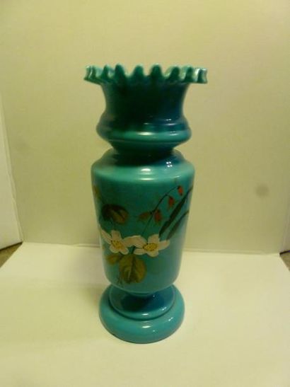 null Vase sur piédouche en opaline bleue à décor polychrome de fleurs peintes. H....