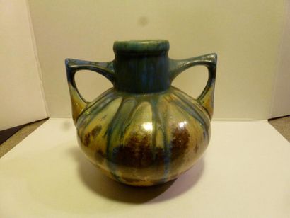 null Vase à anses en céramique émaillée à décor dit de réaction à fond bleu 

Vers...