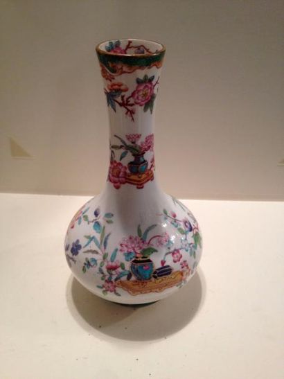 null Angleterre. Vase à panse globulaire à décors polychrome de fleurs dans des vases...