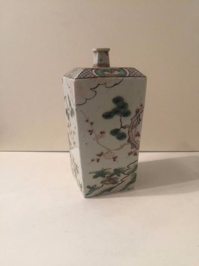 null Flacon à saké en porcelaine d’Arita

Japon, époque Edo, XVIIIème siècle

(restauration...