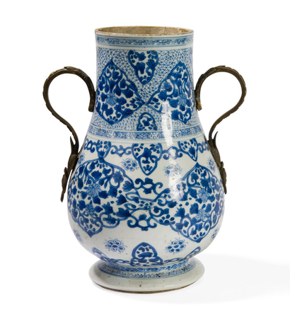 null Vase en porcelaine bleue sur fond blanc à décors de feuillages et rinceaux (accidents),...