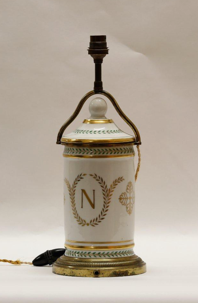 null PARIS XIXème siècle

Pot couvert en porcelaine polychrome et doré à l’effigie...