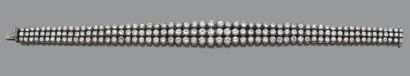 null Bracelet articulé en or gris 750 millièmes
Composé de 3 lignes de diamants brillantés...