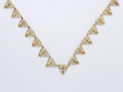 null Collier collerette en or 750 millièmes
Composé de maillons triangulaires filigranés...