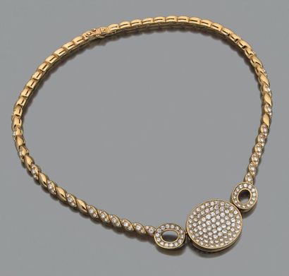 null Collier en or 750 millièmes
Centré d'un médaillon ovale concave orné d'un pavage...