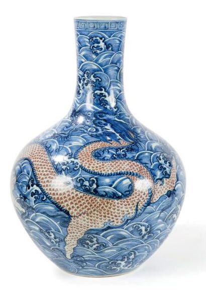 null Vase tianqiuping en porcelaine
À décor en bleu et rouge d'un dragon parmi les...