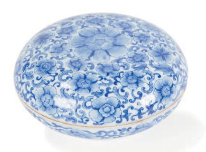 null Boîte en porcelaine et émail bleu
Sous couverte, à décor de fleurs de prunus...