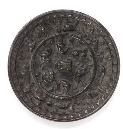 null Miroir circulaire en bronze
À décor d'oiseaux, félins et fleurs, la prise en...