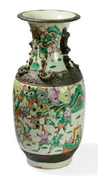 null Vase balustre en porcelaine
De Nankin, à décor polychrome de guerriers sur fond...