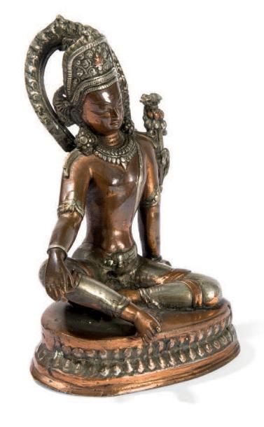 null Statuette en cuivre et argent
Représentant une Tara assise en délassement royal...