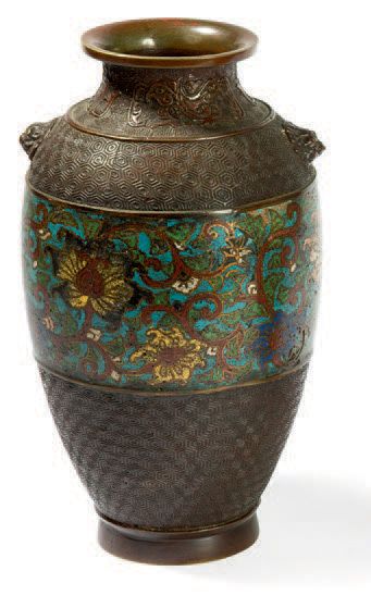 null Paire de vases de forme ovoïde en bronze et émaux champlevés à décor de fleurs...