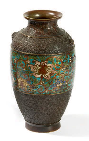 null Paire de vases de forme ovoïde en bronze et émaux champlevés à décor de fleurs...