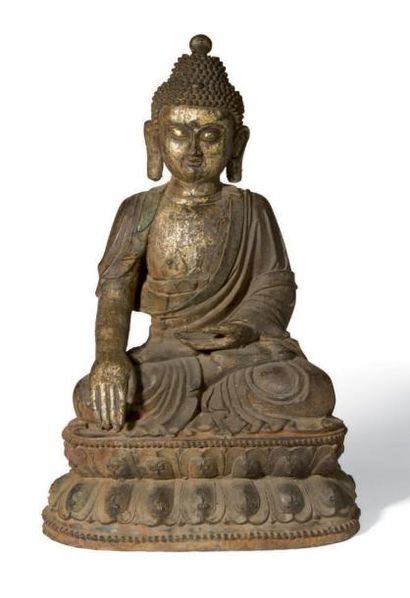 null Bouddha en fonte de fer
Avec traces de laque, assis en méditation sur un socle...