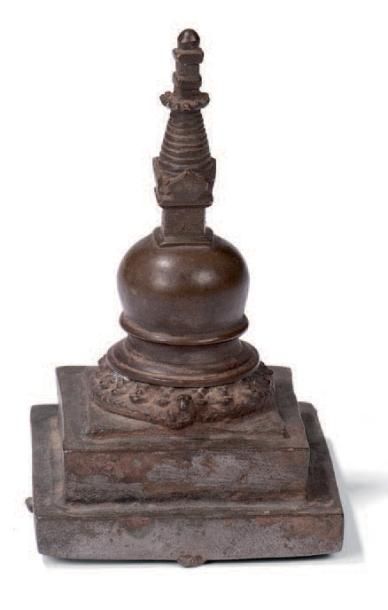null Stupa, chörten, symbole du temple
En cuivre dont la base est ornée de pétales...