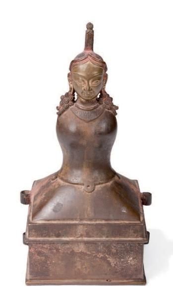 null Couvercle d'un coffre rituel
Surmonté du buste de la déesse Tara.
Bronze de...