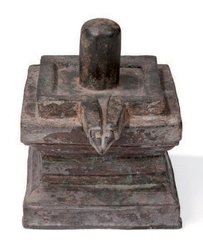 null Lingam et Yoni
Destiné au culte de Yama en bronze de patine verte.
Tibet, XVIème-XVIIème...