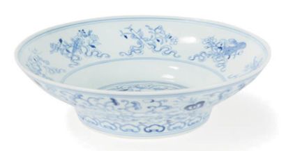 null Coupe en porcelaine bleu blanc
À décor d'objets précieux, rinceaux feuillagés,...