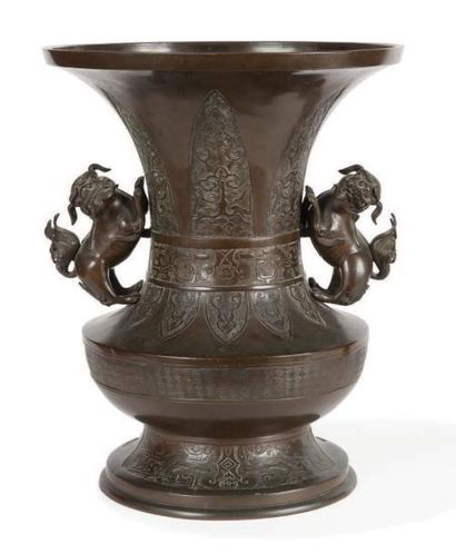 null Vase de forme gu
En bronze de patine brune à décors de cigale, dragons stylisés,...