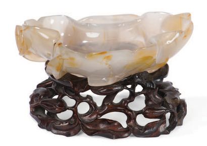 null Rince pinceau ou godet de peintre en agate blonde
Reprenant la forme d'une feuille...