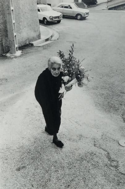 Roland LABOYE (né en 1944) 
Vieille femme au fleurs - 1972
Tirage argentique d'époque.
Signé...