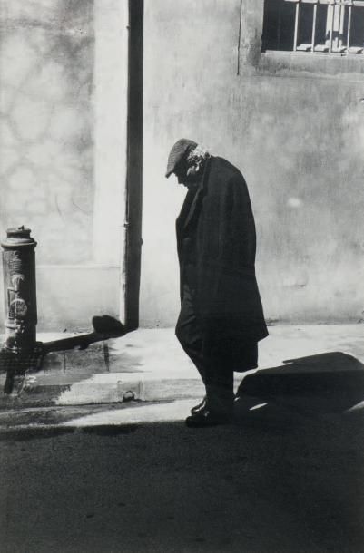 Roland LABOYE (né en 1944) 
Un homme dans la rue - 1972
Tirage argentique d'époque.
Signé...