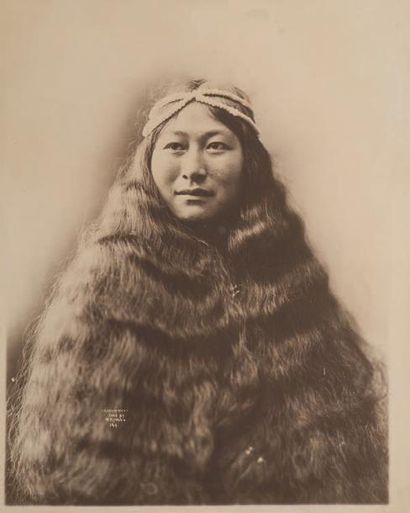 BEVERLY B. DOBBS (1868-1937) 
Femme Inuit et sa chevelure - Alaska, 1903
Tirage argentique...