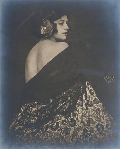 Henry B. Goodwin (1878-1931) 
Femme au chale et à la rose - 1920
Tirage argentique...