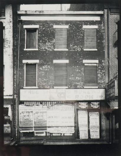 Walker Evans (1903-1975) 
Abandoned building - New York, 1934
Tirage argentique par...