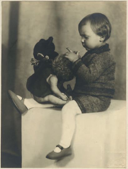Frantisek Drtikol (1883-1961) 
Enfant à la poupée et peluche - Vers 1930
Tirage argentique...