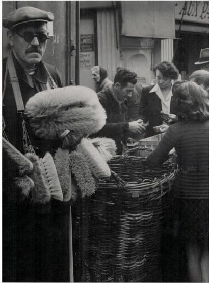 BRASSAÏ (1899-1984) 
Vendeur de brosse aveugle - Paris, c. 1940
Tirage argentique...
