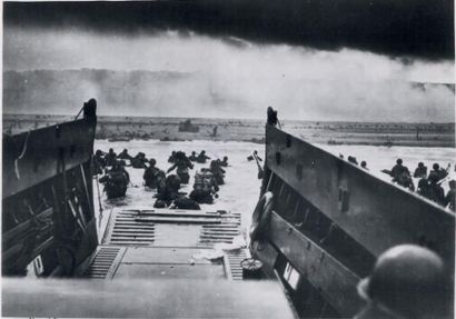 US ARMY/UNITED PRESS 
Peniche de débarquement, Omaha Beach - 4 juin 1944
Tirage argentique...