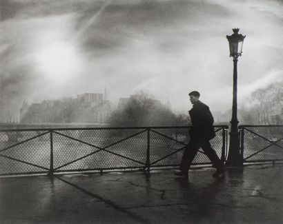 Édith GERIN (1910-1988) 
Le passant du Pont des arts
Paris, 1949
Tirage argentique,...