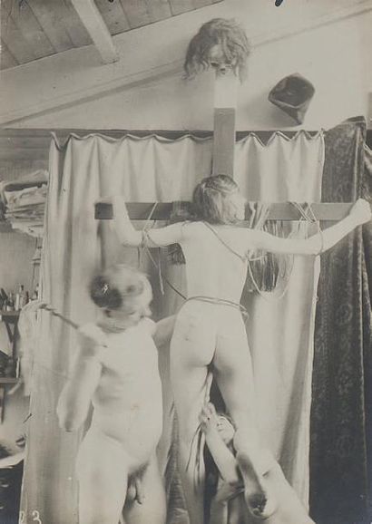 Photographe non-identifié 
Scène sado-masochiste, triolisme - Vers 1910
Tirage argentique...