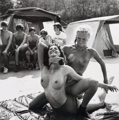 Helmut Newton 
Lisa and Henrietta in Ramatuelle camping grounds, Ramatuelle - 1980
Tirage...