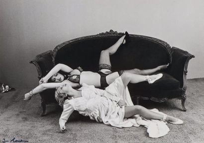 Irina Ionesco 
Deux femmes sur canapé - Vers 1980
Tirage argentique d'époque.
Signé...