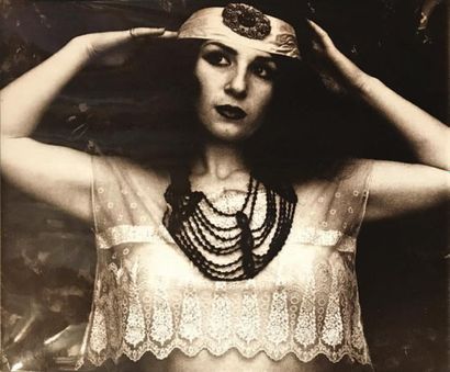 Irina Ionesco 
Femme au turban - Vers 1970
Tirage argentique ferrotypé d'époque avec...