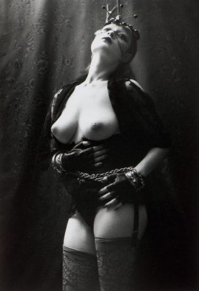 Irina Ionesco 
Florence (avec voilette et chaines) - 1977
Tirage argentique d'époque...