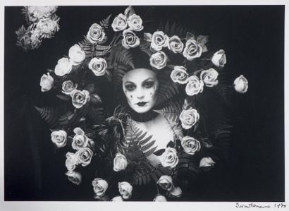 Irina Ionesco 
Modèle aux roses et larmes de crystal - 1979
Tirage argentique mat...