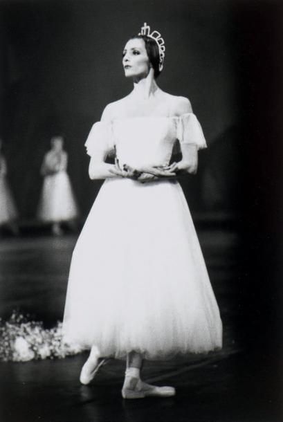 Irina Ionesco 
Wilfride Piollet dans le Lac des Cygnes - Opéra de Paris, 1977
Tirage...