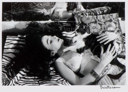 Irina Ionesco 
Femme au chat - Vers 1970
Tirage argentique avec marges sur cartoline.
Signé...