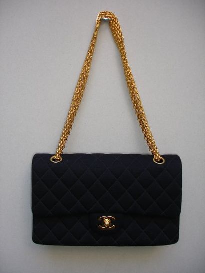 CHANEL Sac "255" en jersey noir matelassé, fermoir en métal doré sur rabat, anse...