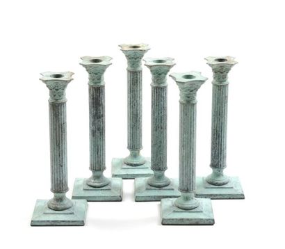 null Ensemble de six colonnes corinthiennes en bronze formant bougeoirs

H : 26 cm
H....