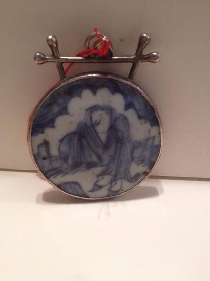 null Pendentif en porcelaine à décor bleu blanc dans un cerclage de métal. XIXème...