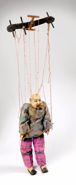 null Marionnette de théâtre asiatique en bois sculpté et laqué, habits en soie polychrome....