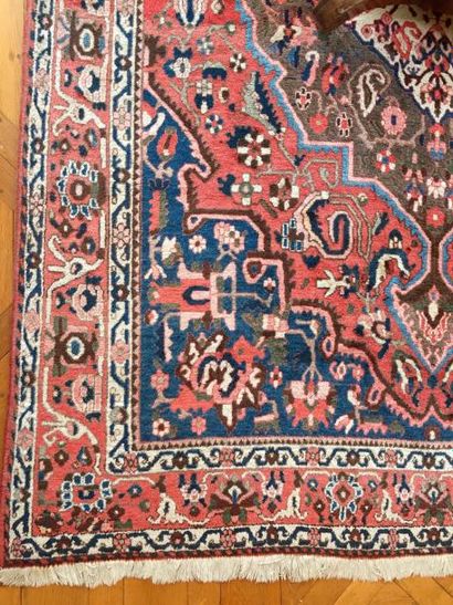Tapis d'Iran en laine polychrome à décor...