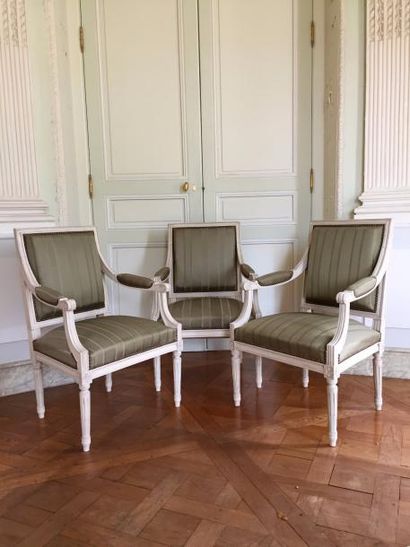 null Suite de trois fauteuils en bois laque blanc, dossier carré. Pieds cannelés...