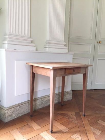 null Table à écrire en bois de placage, le plateau gainé de cuir aux petits fers...