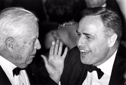 Alain NOGUES (né en 1937) Charlie Chaplin et Marlon Brando Londres Janvier 1967 

Tirage...