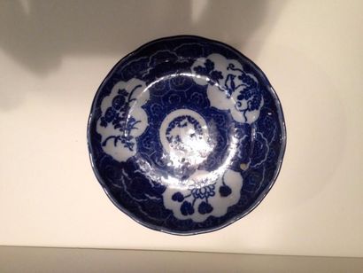 null Petite coupe décor pochoir blanc bleu, Japon Xxème siècle. D. 14,5 cm
