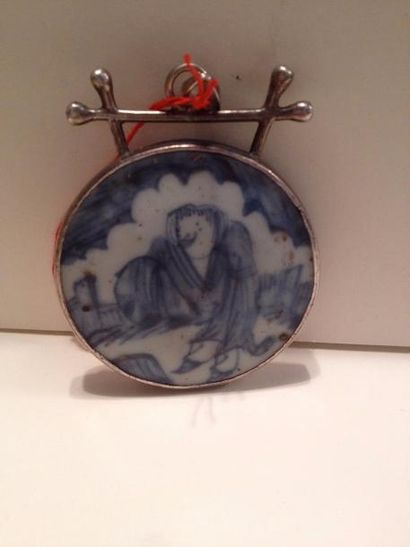null Pendentif en porcelaine à décor bleu blanc dans un cerclage de métal. XIXème...